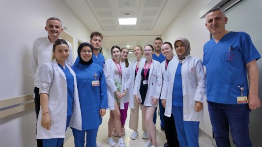 zespół laboratoryjny wraz ze studentkami. Kliknij, aby powiększyć zdjęcie.